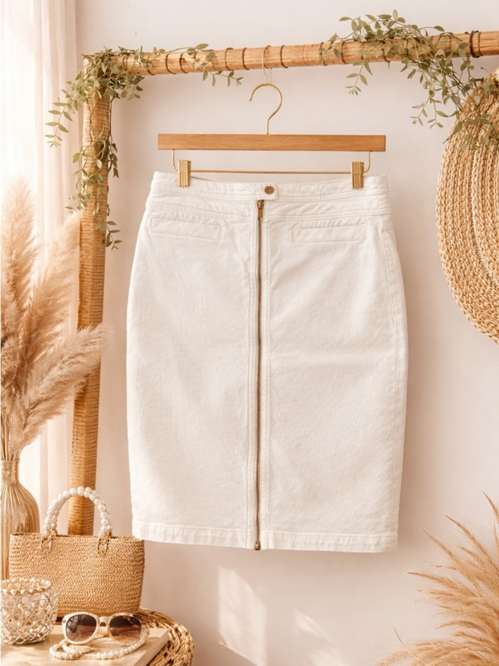 7 For All Mankind White Denim Pencil Skirt Size 32 / 10 Gold Zip Front Stretch